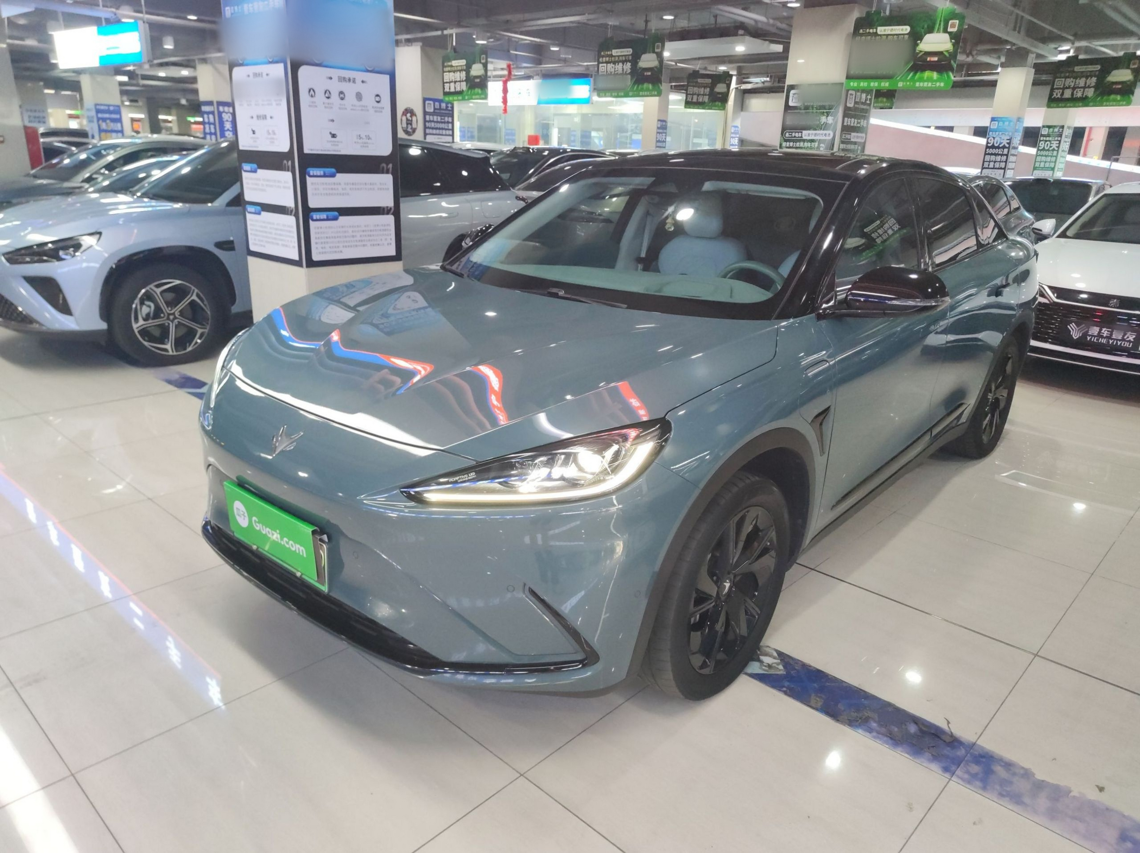 Под передней частью автомобиля