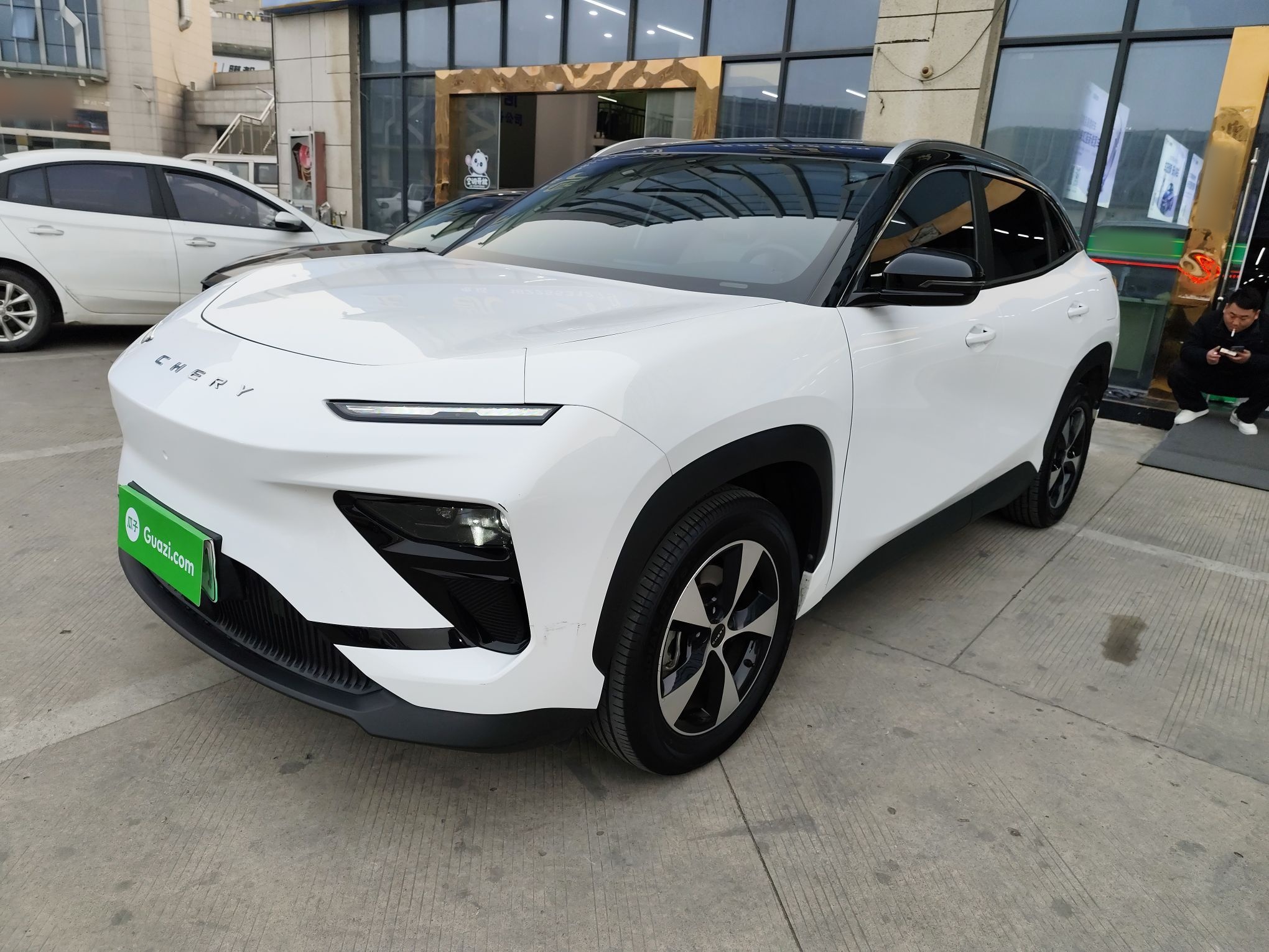 تحت مقدمة السيارة