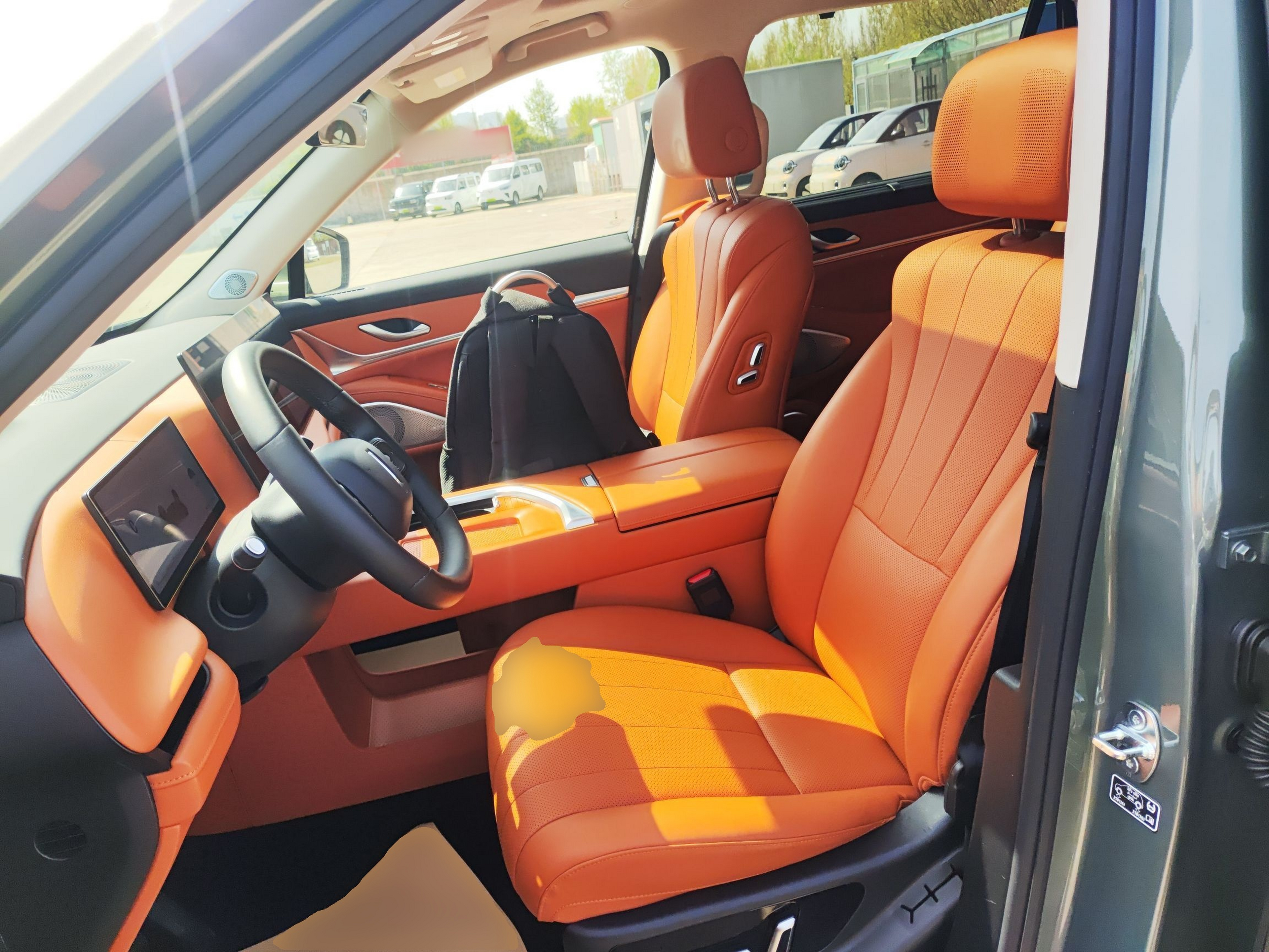 Переднее сиденье в автомобиле