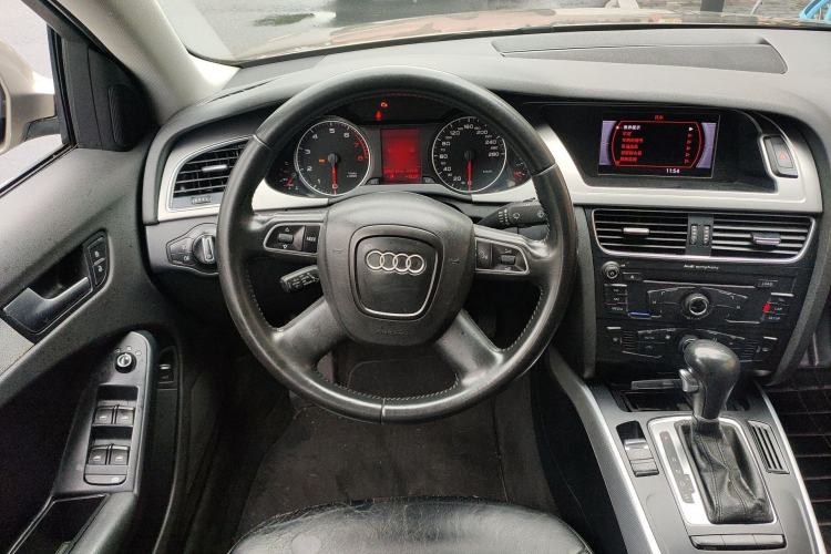 Used Audi A4L 2012 2.0 TFSI automatic Comfort trim level Steering Wheel