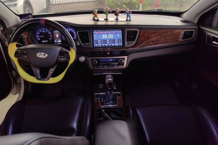 Used Hyundai Mistra 2014 1.8L Automatic Deluxe DLX Model Center Console