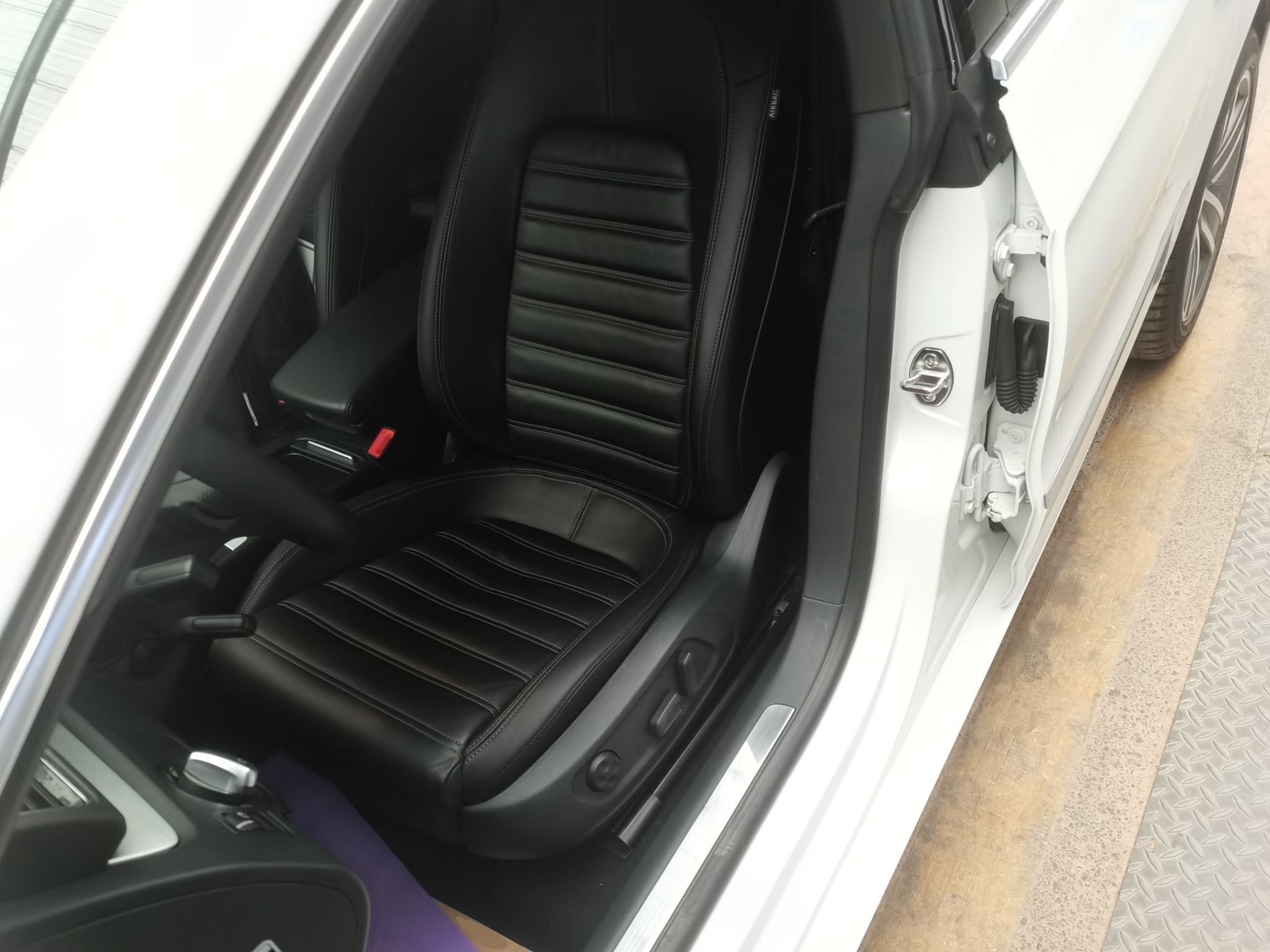 Переднее сиденье в автомобиле