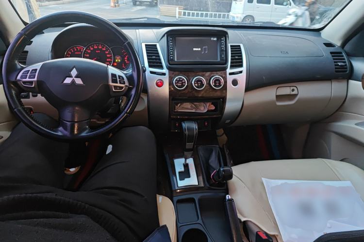 Used Mitsubishi Pajero Sport 2013 3.0L Automatic 4x4 Flagship Edition Center Console