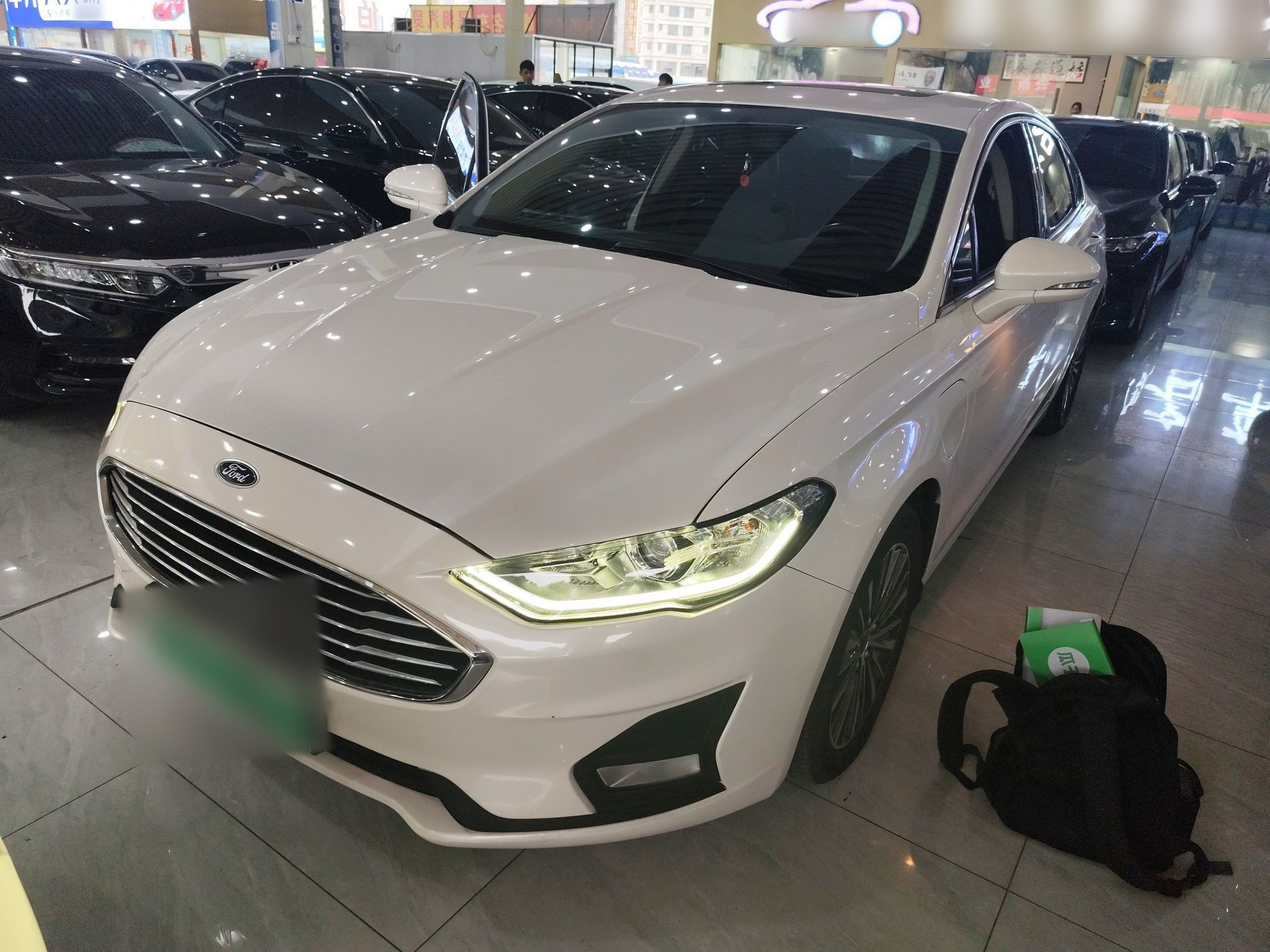 Под передней частью автомобиля
