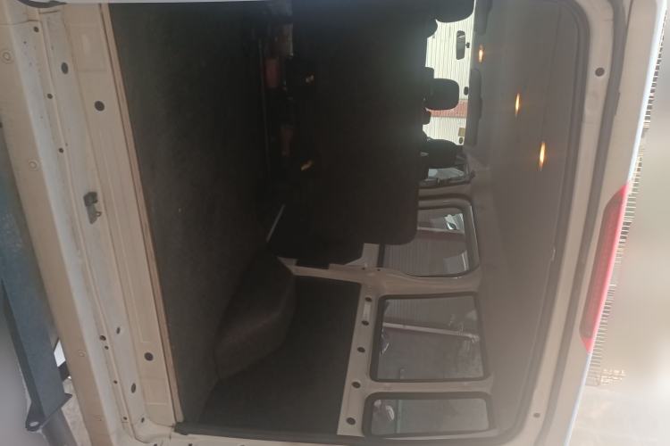 Used JMC Fushun 2023 2.0T Manual Short-Wheelbase Low-Roof Commercial Multi-Purpose Passenger Vehicle 6 Seats with Dual-Opening Tailgate
