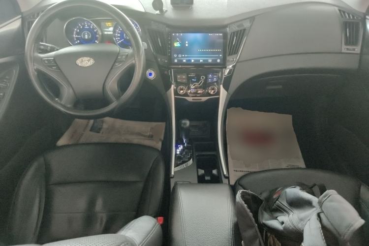 Used Hyundai Sonata 2011 2.0L Automatic Luxury Edition Center Console
