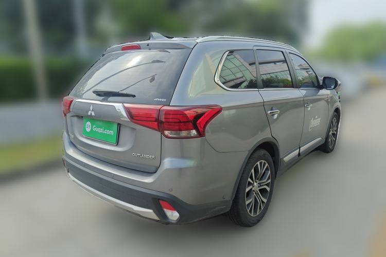 Used Mitsubishi Outlander 2018 2.4L 4x4 Luxury Edition 7-Seater
