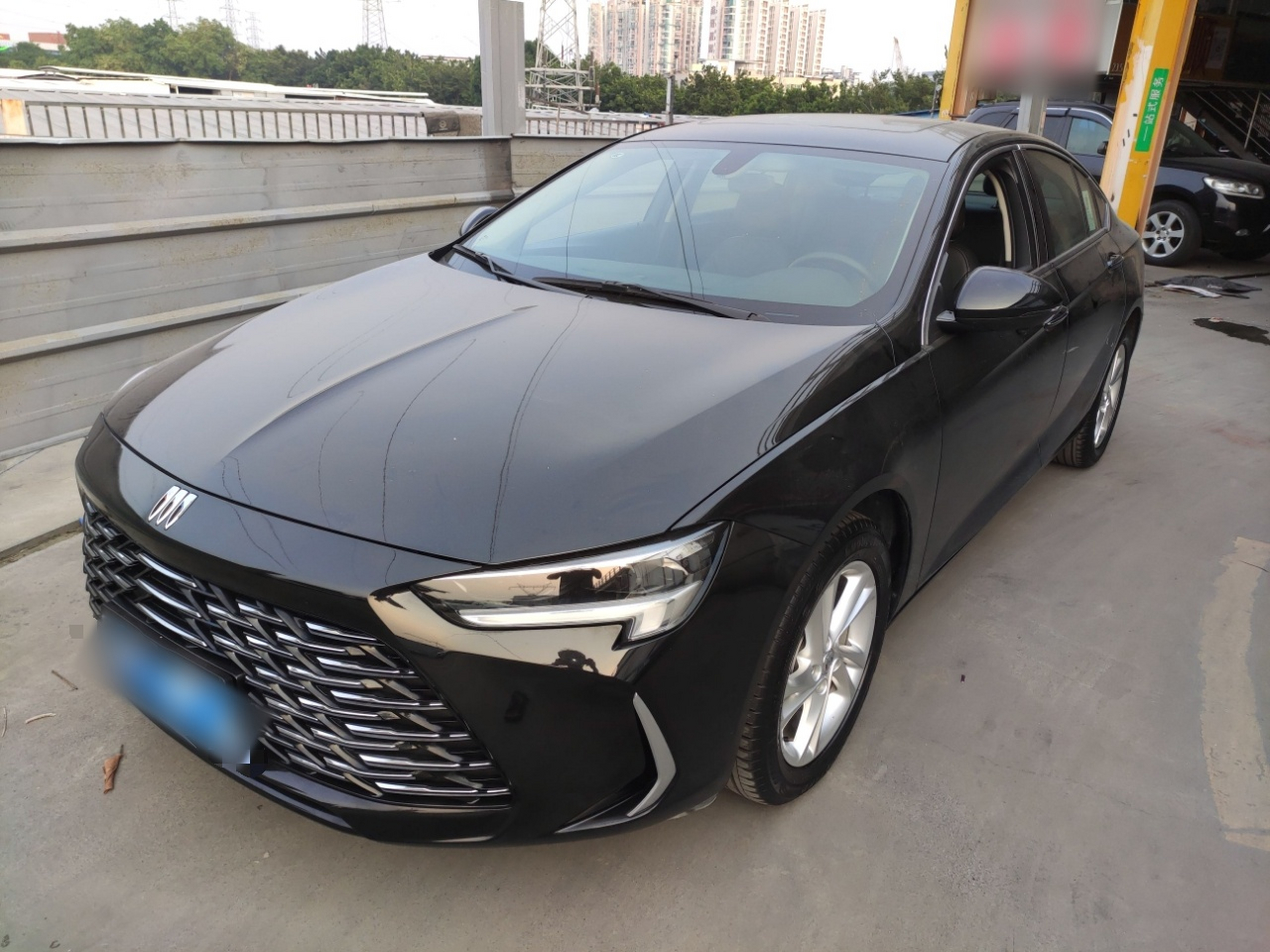 تحت مقدمة السيارة