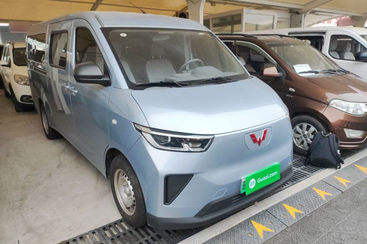 Used Wuling Yangguang 2024 300KM Comfort Version Passenger Van 75kW

