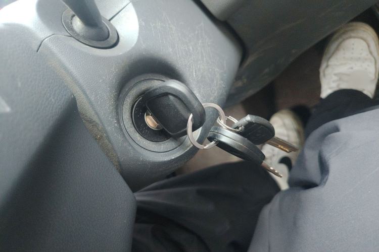 Used Wuling Yangguang 2024 300KM Comfort Version Passenger Van 75kW
