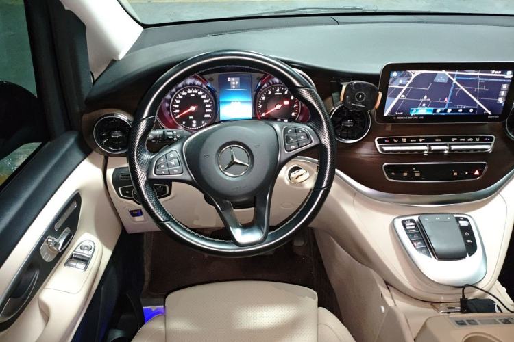 Used Mercedes-Benz V-Class 2022 V 260 Avantgarde Edition Steering Wheel