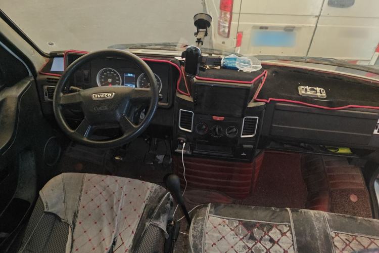 Used Iveco Daily 2020 2.5T A35 Passenger Van with Dual Tires Mid-Roof Design 5-9 Seater Side-Sliding Door China V Emission Standard
