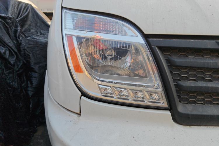 Used SAIC MAXUS Xintu V80 2021 2.0T Manual Classic City Delivery King Short Wheelbase Mid-Roof Design 3 Seats Exterior 6