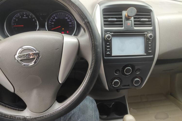 Used Nissan Sunny 2014 1.5XL Manual Deluxe Edition Center Console