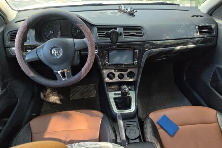 Used Volkswagen Gran Lavida 2013 1.6L Manual Fashion Model