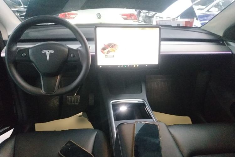 Used Tesla Model Y 2023 Long-Range All-Wheel-Drive Version Center Console