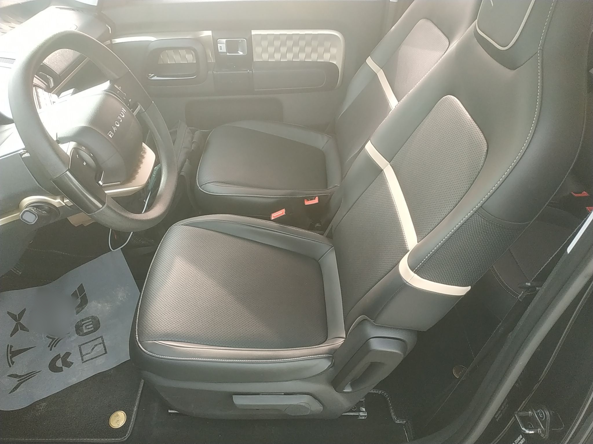 المقاعد الأمامية داخل السيارة