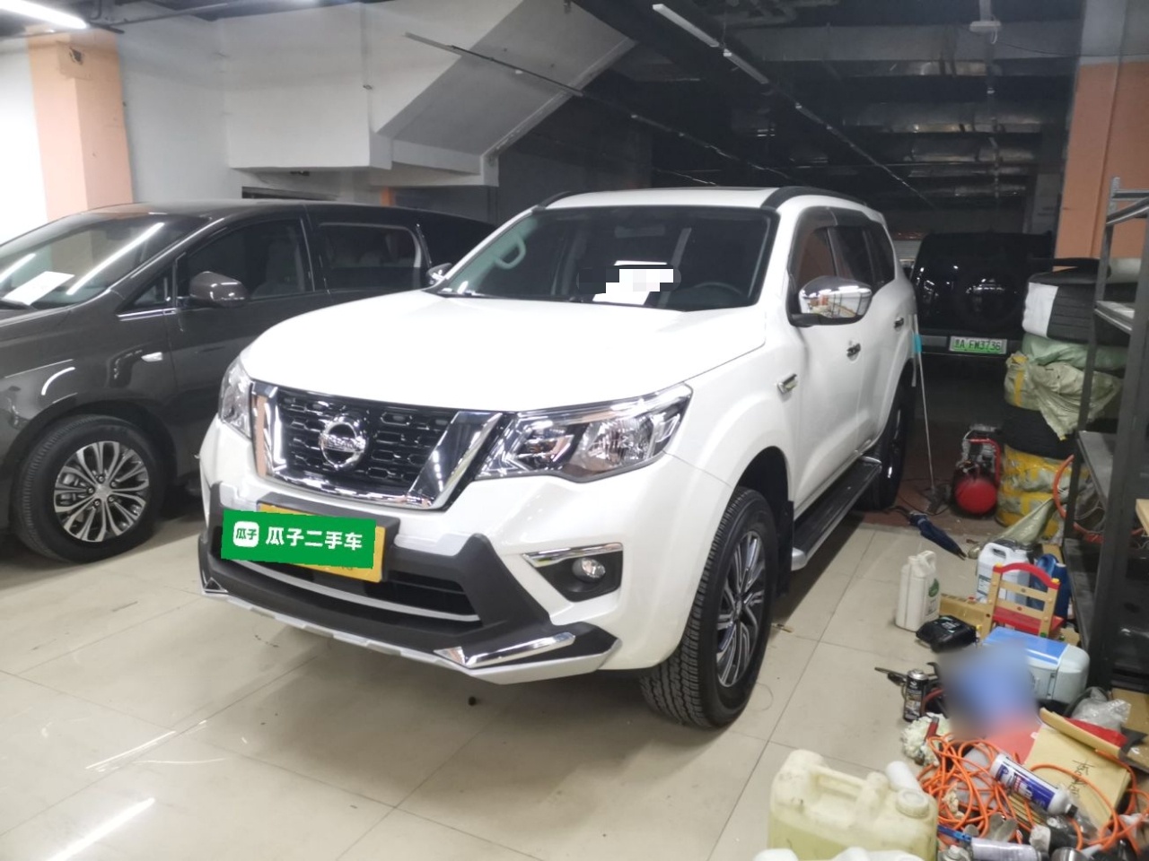 تحت مقدمة السيارة