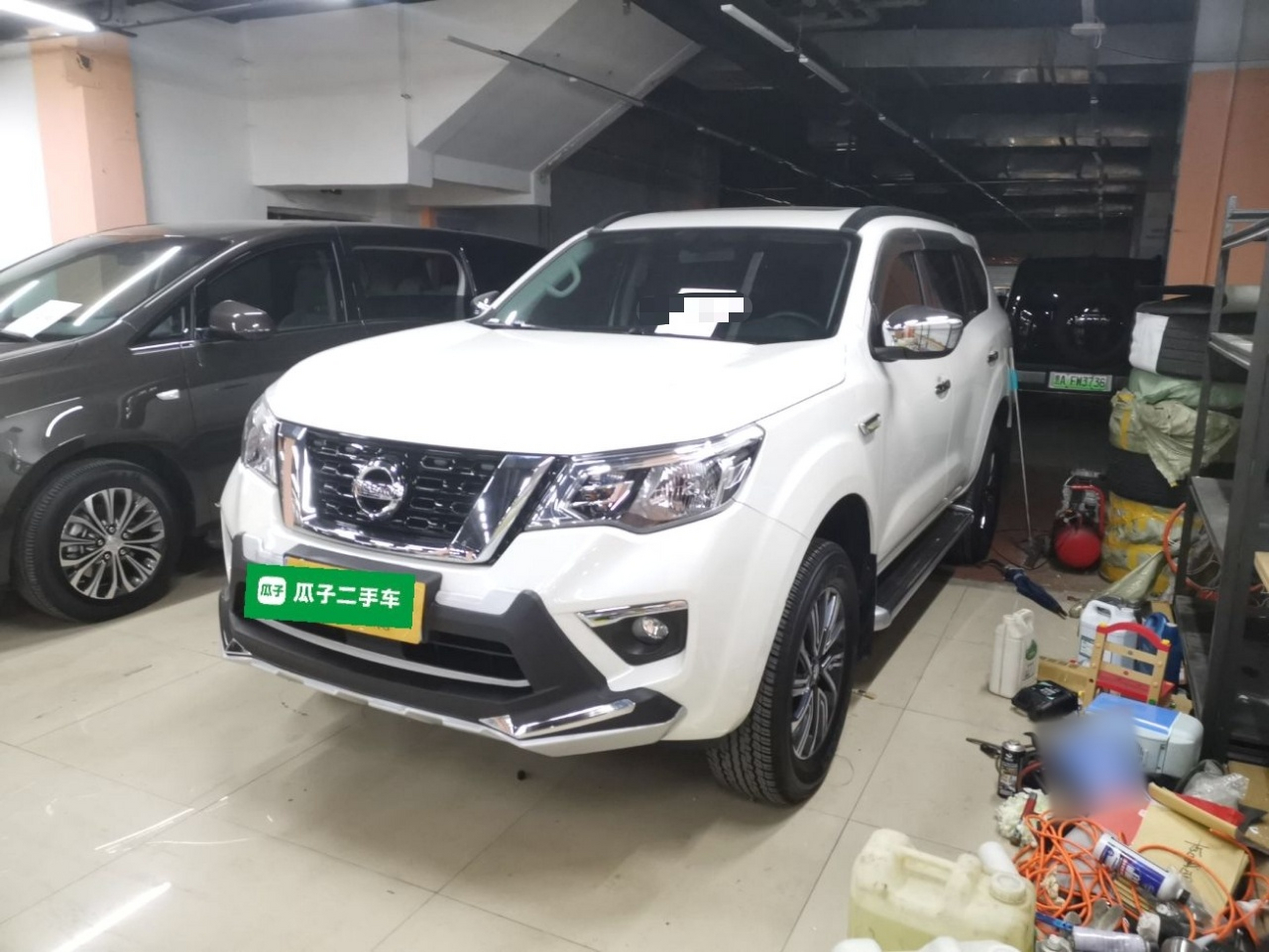 Под передней частью автомобиля