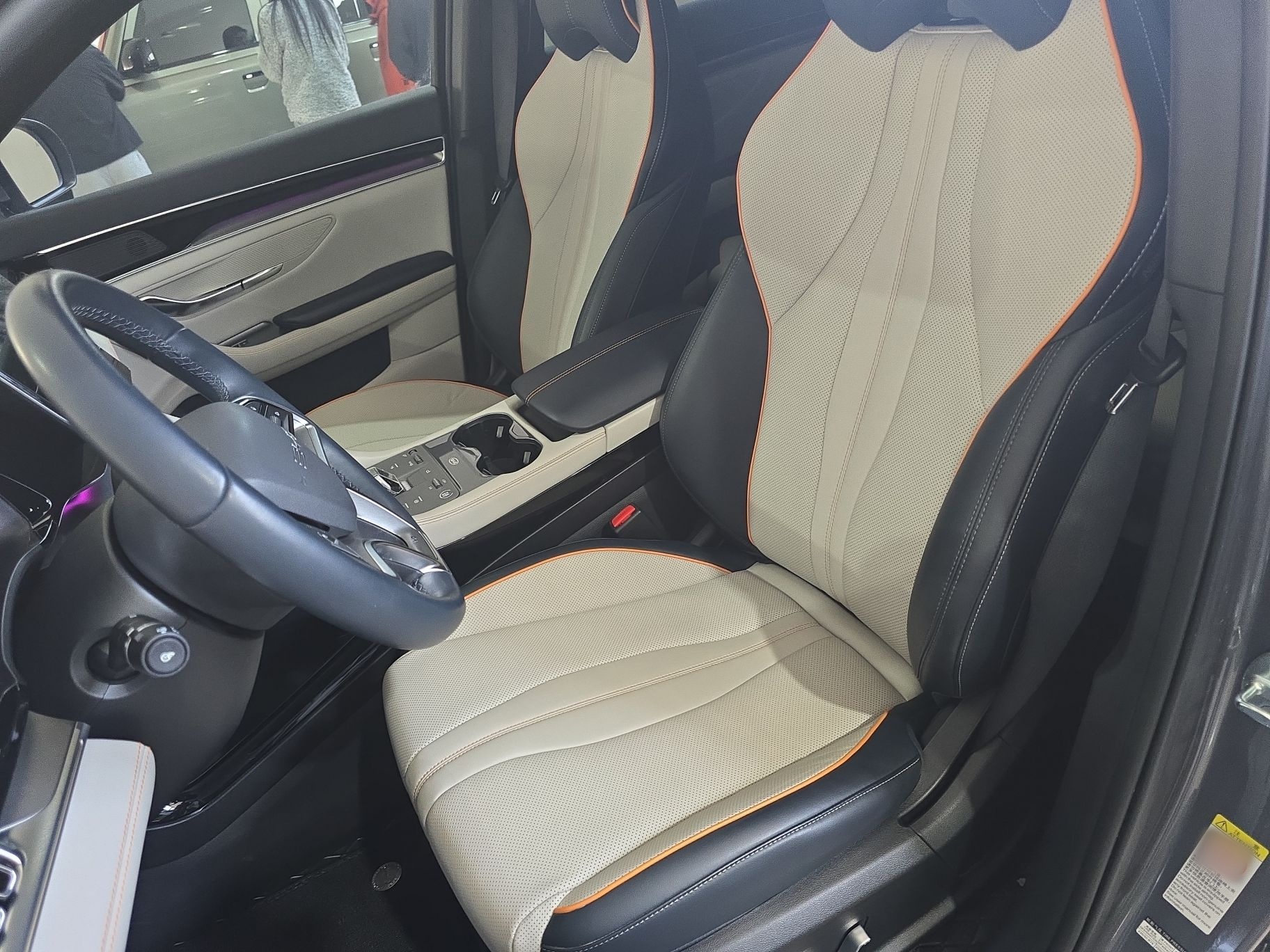 Переднее сиденье в автомобиле