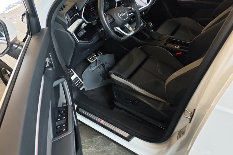 Used Audi Q3 2024 35 TFSI Fashion Dynamic Edition Driver Seat