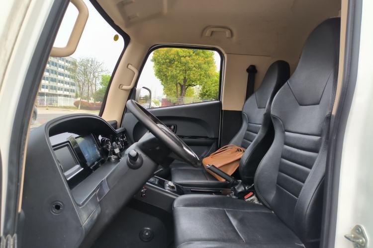 Used Guangtong Auto makeup Logistics Vehicle 2024 3.1T 2-Seater 4.99-Meter All-Electric Closed Cargo Van with 41.86 kWh Left Front Seat