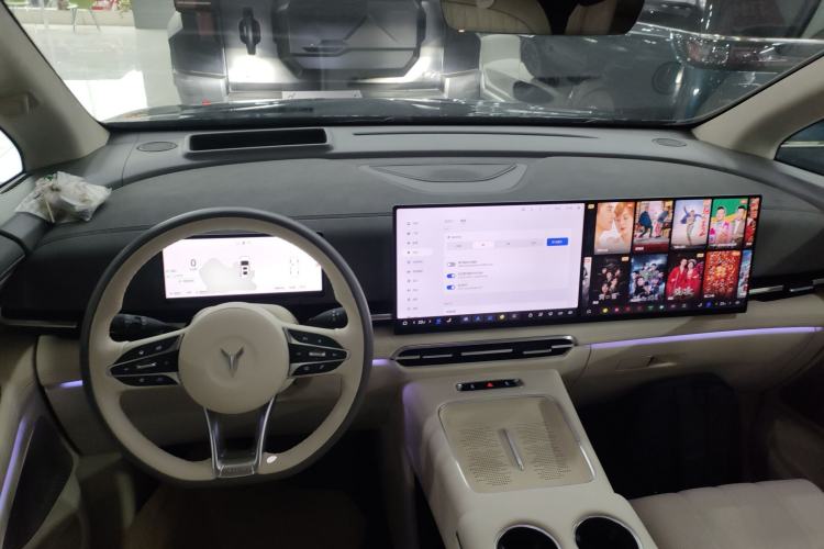 Used VOYAH Dream 2025 PHEV Four-Wheel-Drive Flagship Kunpeng Edition Center Console