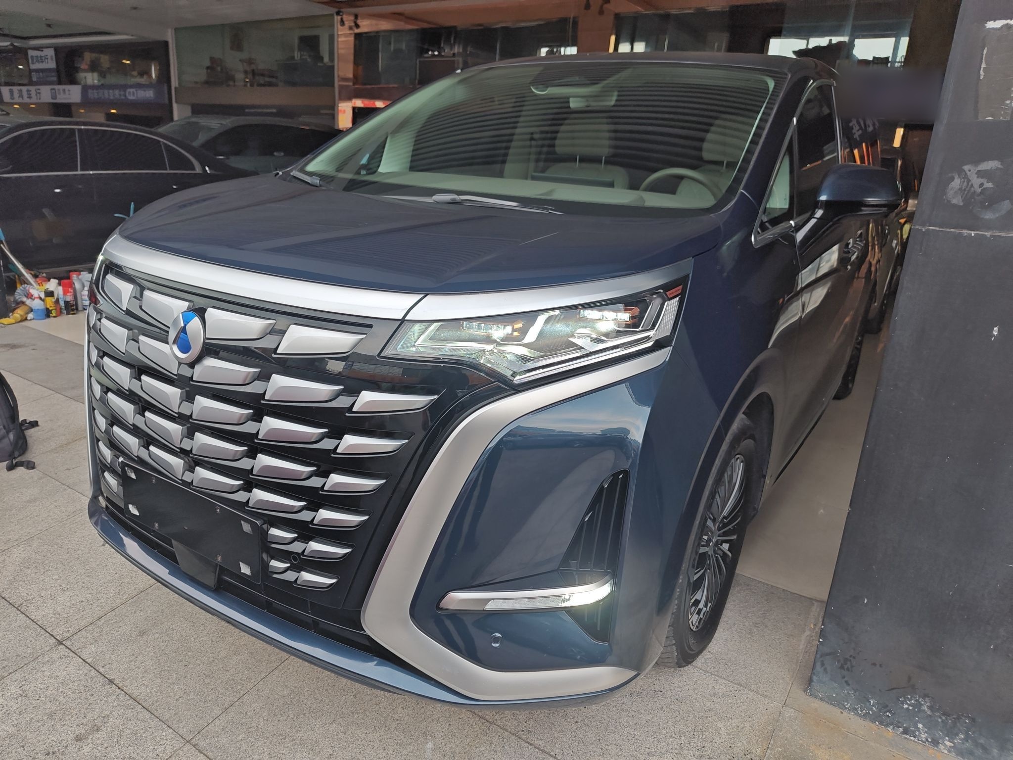 تحت مقدمة السيارة