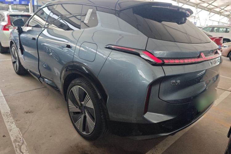 Used Lynk & Co 08 EM-P 2025 220 km All-Wheel-Drive Performance Halo Exterior 2