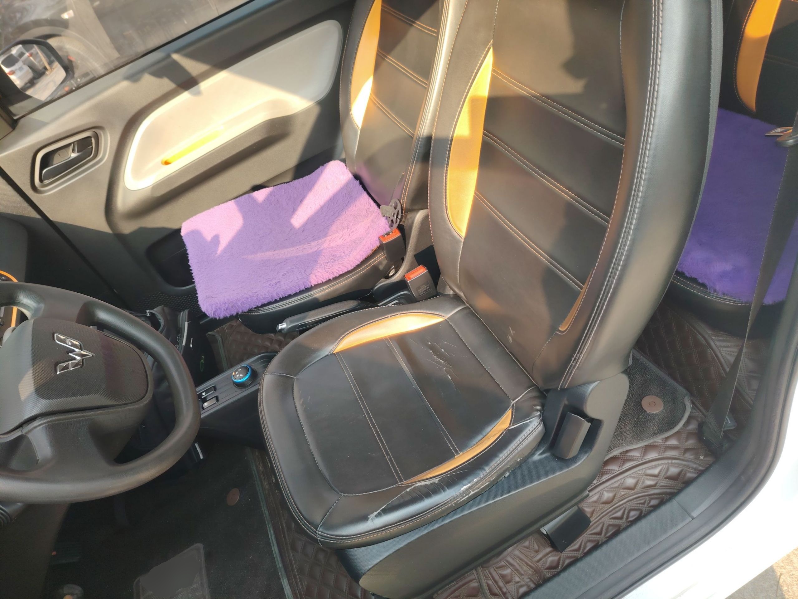 المقاعد الأمامية داخل السيارة