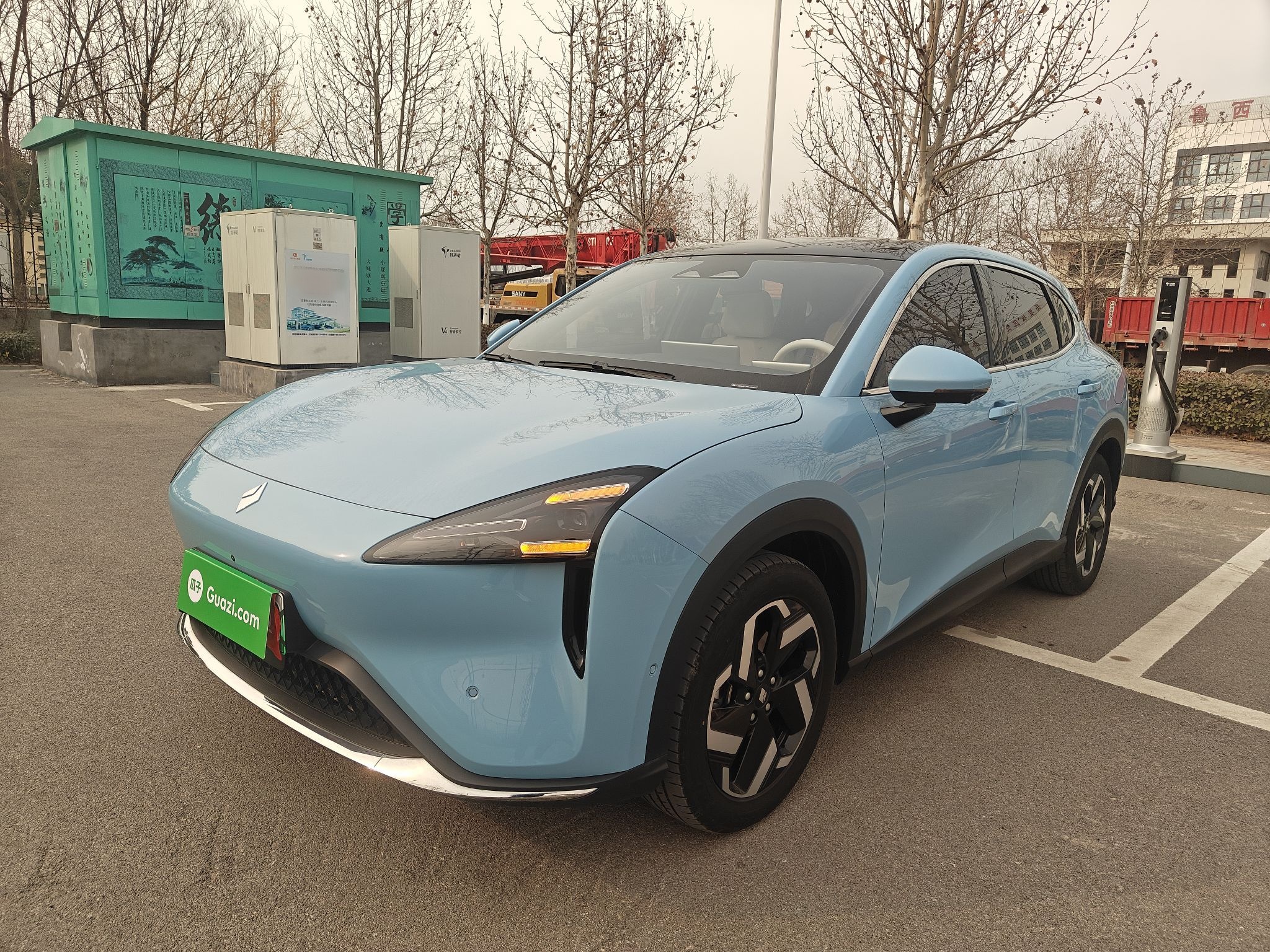 Под передней частью автомобиля