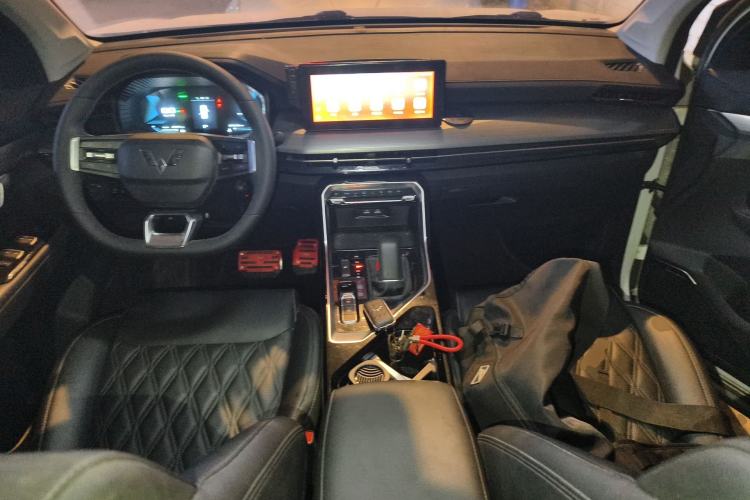 Used Wuling Asta 2022 2.0L DHT Electric-Speed Version Center Console