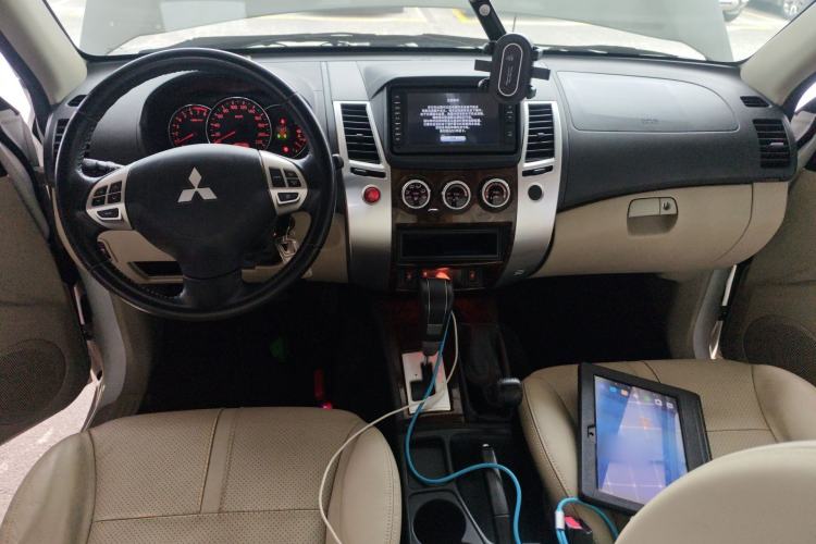 Used Mitsubishi Pajero Sport 2013 3.0L Automatic 4x4 Flagship Edition Center Console