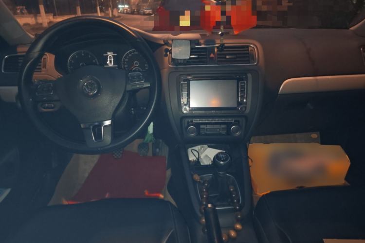 Used Volkswagen Sagitar 2012 1.4TSI Manual Luxury Model Center Console