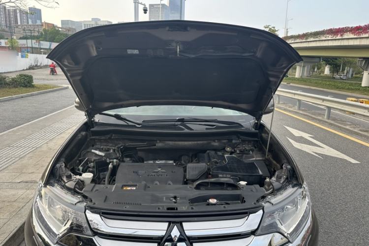 Used Mitsubishi Outlander 2016 2.4L 4x4 Luxury Edition 7-Seater