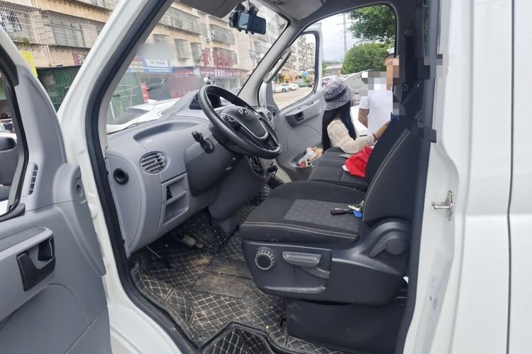 Used SAIC MAXUS Xintu V80 2021 2.0T AMT Classic Aoyuntong Short Wheelbase Mid-Roof 5/6-Seater
