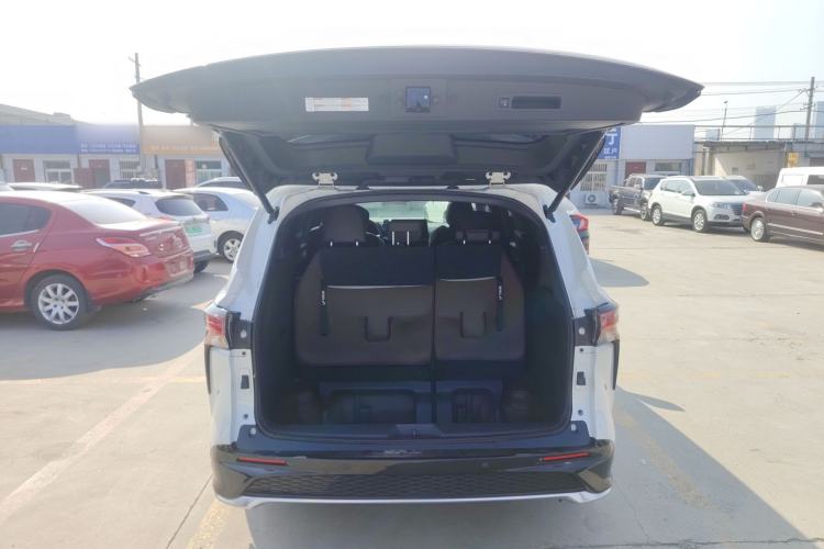 Used Toyota Granvia 2023 2.5L Hybrid Flagship VIP Edition
