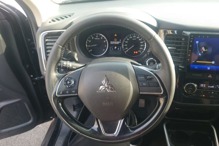 Used Mitsubishi Outlander 2019 2.0L Two-Wheel Drive Comfort Edition 5 Seats China V Standard Steering Wheel