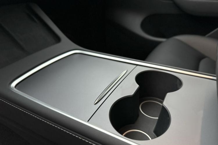 Used Tesla Model Y 2024 Rear-Wheel-Drive Version Interior 8