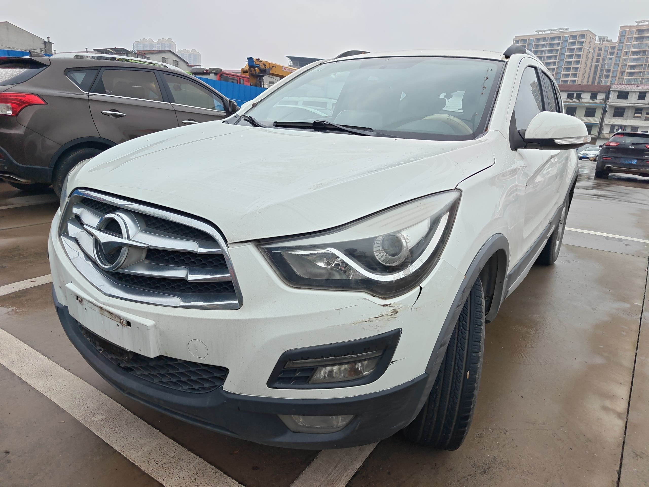 تحت مقدمة السيارة