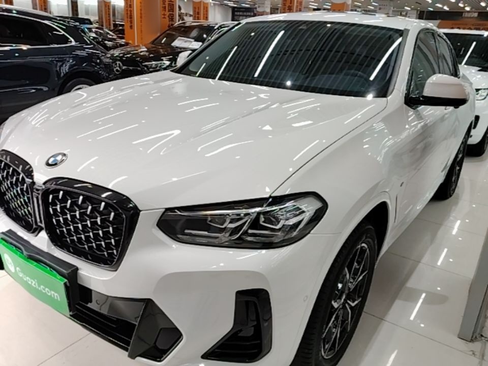 Unter der Vorderseite des Autos