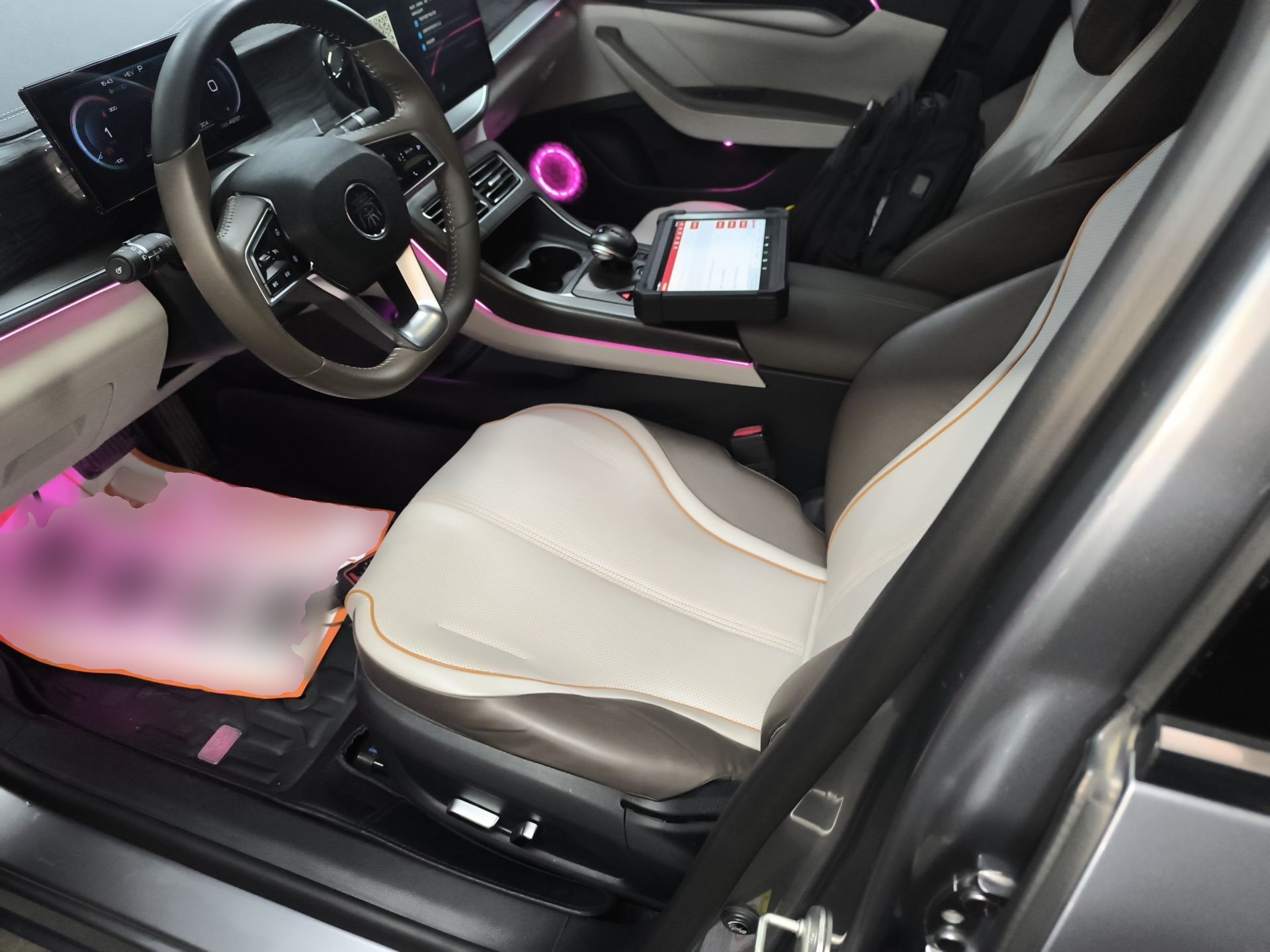 المقاعد الأمامية داخل السيارة