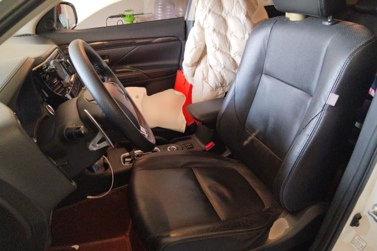 Used Mitsubishi Outlander 2016 2.4L 4x4 Elite Edition 5 Seats Left Front Seat