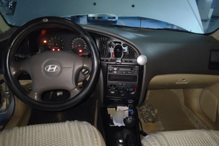 Used Hyundai Elantra 2005 1.6L Manual Standard Edition Center Console