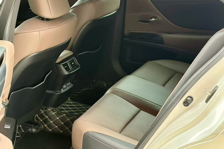 Used Lexus ES 2023 200 Excellence Edition Interior 4