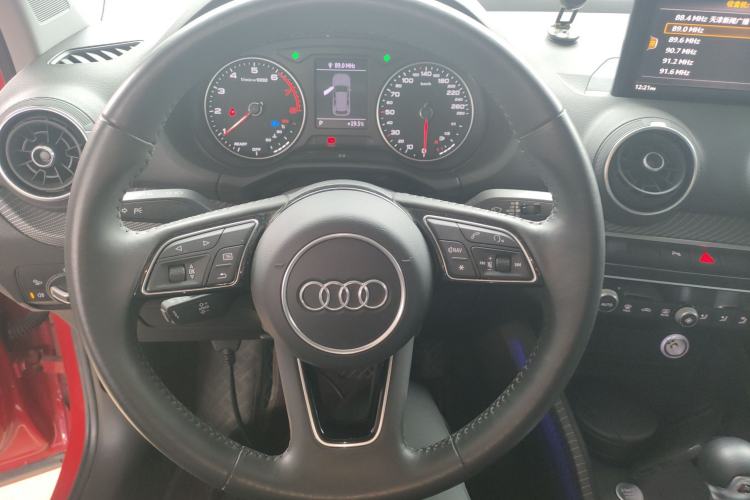 Used Audi Q2L 2021 35 TFSI Fashionable and Elegant Model Steering Wheel