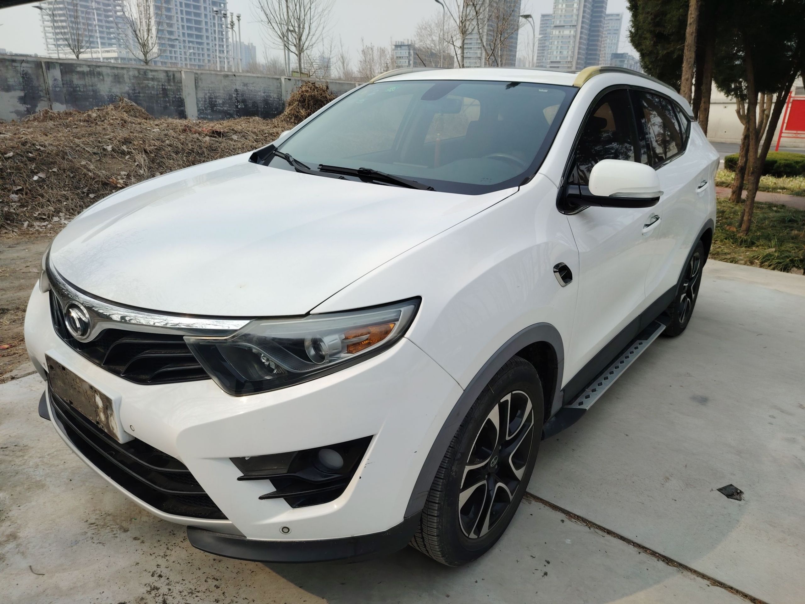 Под передней частью автомобиля