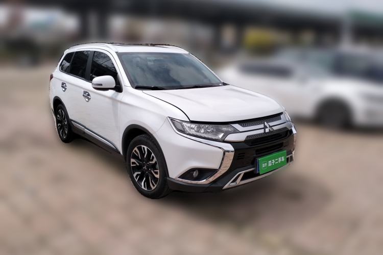 Used Mitsubishi Outlander 2020 2.0L Two-Wheel Drive Enjoyment Version 5 Seats Front Right 45 Deg