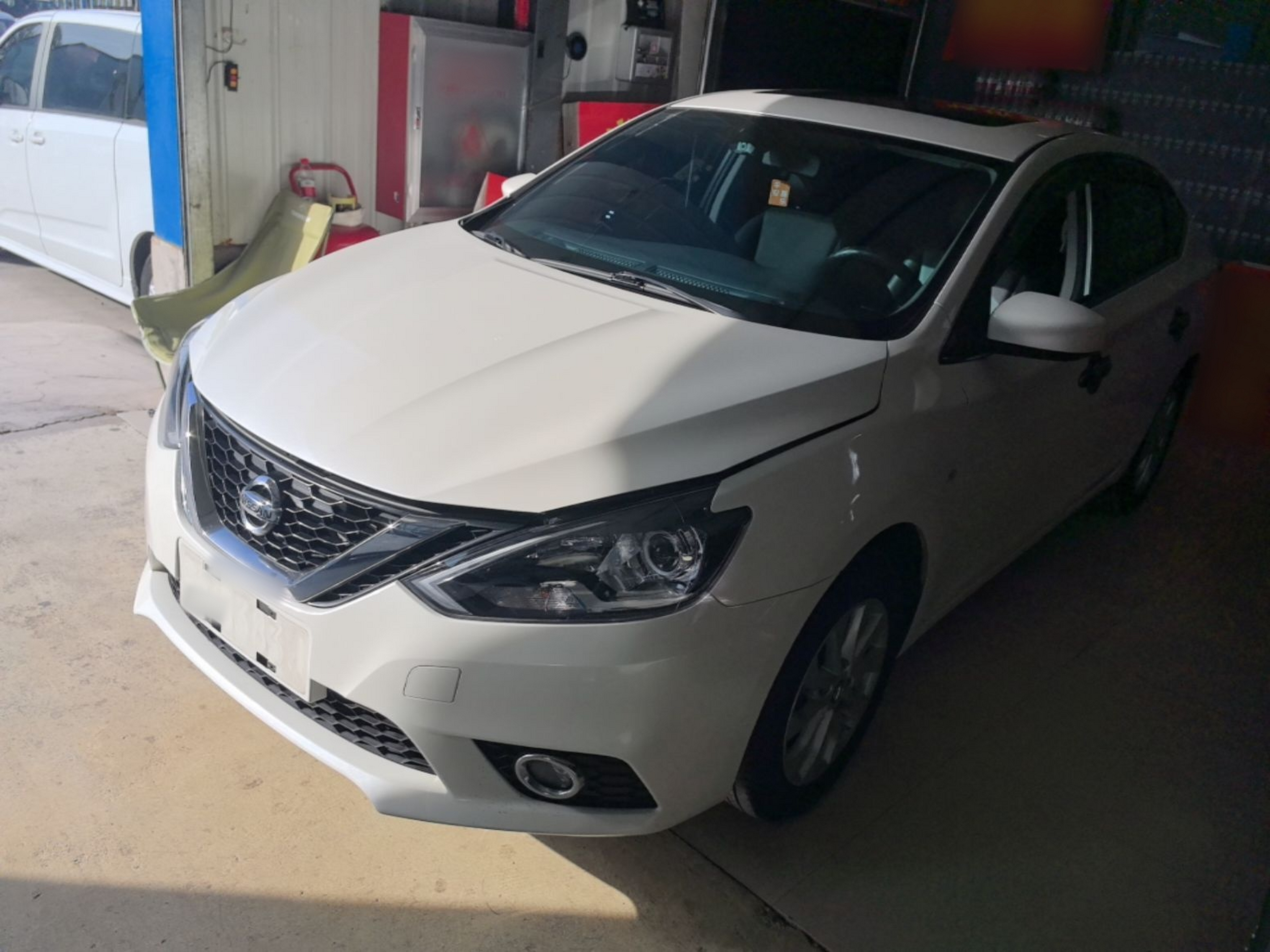 Под передней частью автомобиля
