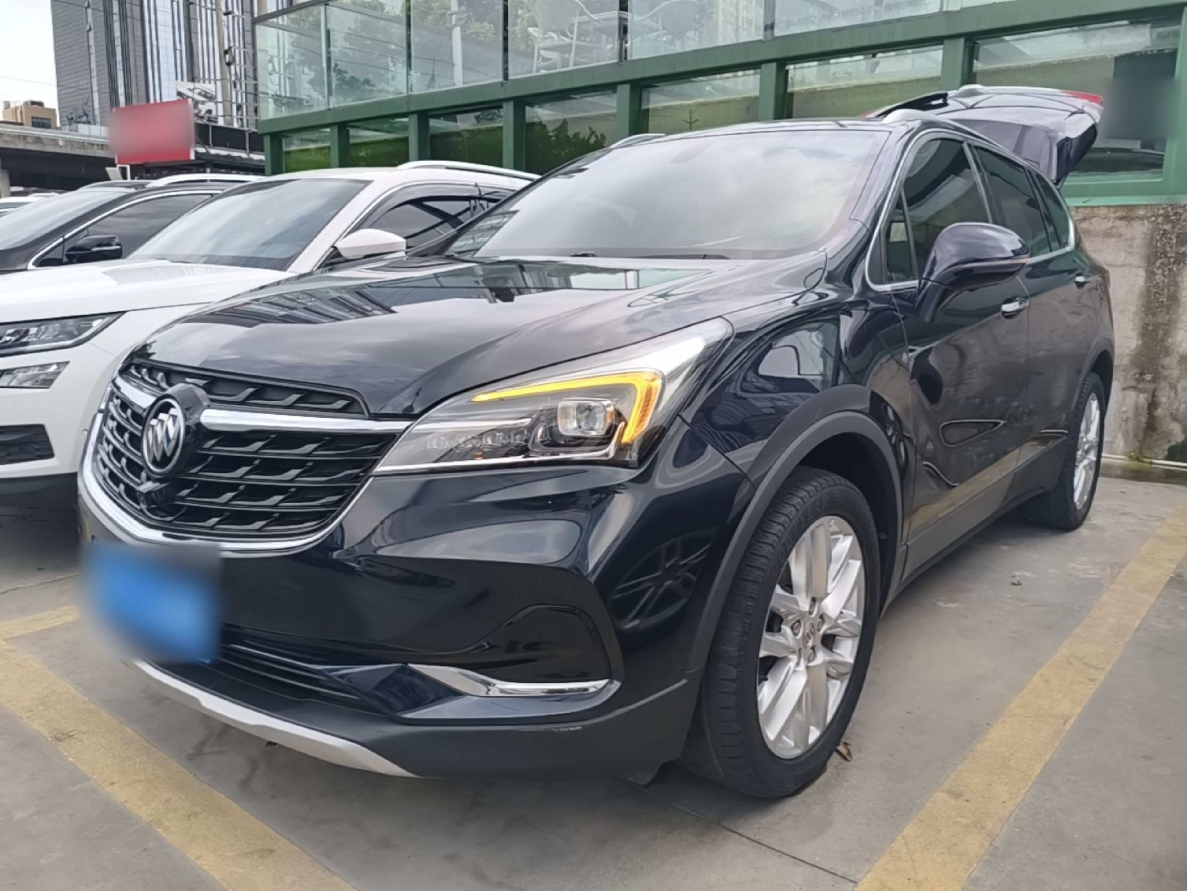 Под передней частью автомобиля